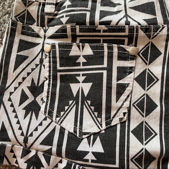 Aztec style denim shorts - forever 21 - size S - Picture 4 of 8